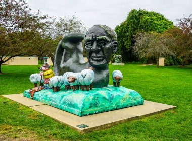 HAMILTON, NEW JERSEY - 11 Ekim 2020: Kalıcı olarak sergilenen eşsiz heykel. Heykelin Zemini, 1992 yılında çağdaş heykelleri tanıtmak için kurulmuş bir açık hava parkıdır.