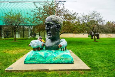 HAMILTON, NEW JERSEY - 11 Ekim 2020: Kalıcı olarak sergilenen eşsiz heykel. Heykelin Zemini, 1992 yılında çağdaş heykelleri tanıtmak için kurulmuş bir açık hava parkıdır.