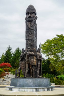 HAMILTON, NEW JERSEY - 11 Ekim 2020: Kalıcı olarak sergilenen eşsiz heykel. Heykelin Zemini, 1992 yılında çağdaş heykelleri tanıtmak için kurulmuş bir açık hava parkıdır.