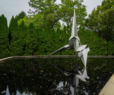 HAMILTON, NEW JERSEY - 11 Ekim 2020: Kalıcı olarak sergilenen eşsiz heykel. Heykelin Zemini, 1992 yılında çağdaş heykelleri tanıtmak için kurulmuş bir açık hava parkıdır.