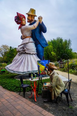 HAMILTON, NEW JERSEY - 11 Ekim 2020: Kalıcı olarak sergilenen eşsiz heykel. Heykelin Zemini, 1992 yılında çağdaş heykelleri tanıtmak için kurulmuş bir açık hava parkıdır.