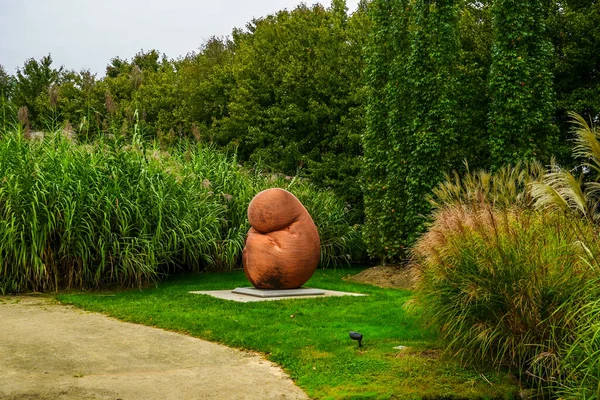 Hamilton New Jersey October 2020 전시중인 조각품 Grounds Sculpture 1992 — 스톡 사진