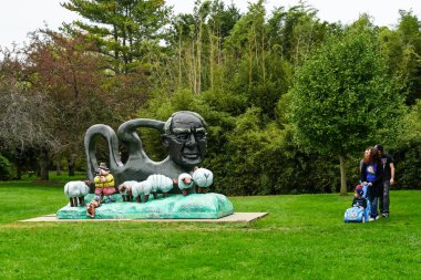 HAMILTON, NEW JERSEY - 11 Ekim 2020: Ziyaretçiler daimi sergilenen eşsiz heykellerden hoşlanırlar. Heykelin Zemini, 1992 yılında çağdaş heykelleri tanıtmak için kurulmuş bir açık hava parkıdır.