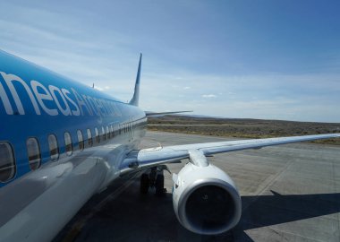 EL CALAFATE, ARGENTINA - 10 Şubat 2020: Aerolineas Argentinas Havayolları Arjantin 'in El Calafate kentindeki Comandante Armando Tola Uluslararası Havalimanı' nda pistte