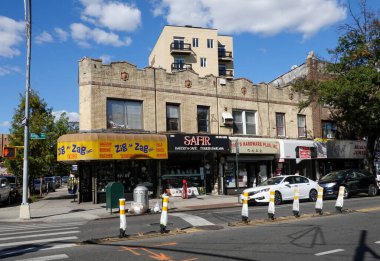 BrooKLYN, New York - 8 Ekim 2020: Brooklyn, New York 'ta 18. Cadde' den Kings Highway 'in ticari bölümü. Kings Highway, Brooklyn 'in güney kesiminde kıvrılan geniş bir caddedir.
