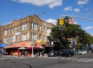 BrooKLYN, New York - 8 Ekim 2020: Brooklyn, New York 'taki 19. Cadde' den Kings Highway 'in ticari bölümü. Kings Highway, Brooklyn 'in güney kesiminde kıvrılan geniş bir caddedir.