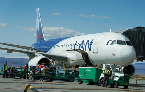 Calafate Argentina 2020年2月5日 アルゼンチンのエル カラファテにあるコマンド アルマンド トラ国際空港で Tarmacのラタム航空機 — ストック写真