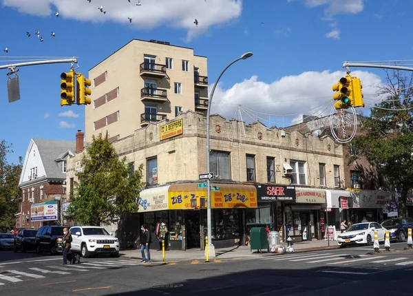 BrooKLYN, New York - 8 Ekim 2020: Brooklyn, New York 'ta 18. Cadde' den Kings Highway 'in ticari bölümü. Kings Highway, Brooklyn 'in güney kesiminde kıvrılan geniş bir caddedir.