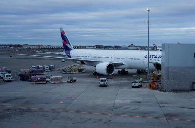 NEW YORK- 28 HAZİRAN 2020: JFK Uluslararası Havalimanı Terminali 'ndeki Latam Havayolları uçağı