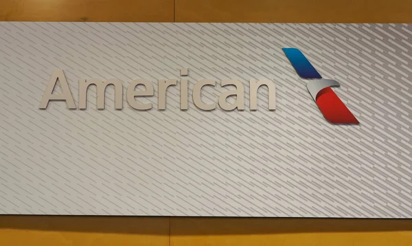 Нью Йорк Января 2020 Года Логотип American Airlines Терминале Международного — стоковое фото