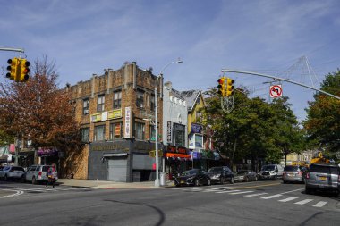 BrooKLYN, New York - 15 Ekim 2020: Brooklyn, New York 'ta 17. Cadde' den Kings Highway 'in ticari bölümü. Kings Highway, Brooklyn 'in güney kesiminde kıvrılan geniş bir caddedir.