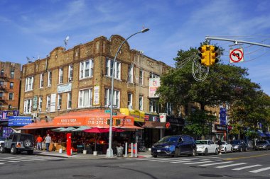 BrooKLYN, New York - 15 Ekim 2020: Brooklyn, New York 'taki 19. Cadde' den Kings Highway 'in ticari bölümü. Kings Highway, Brooklyn 'in güney kesiminde kıvrılan geniş bir caddedir.