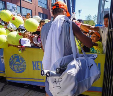 NEW YORK - 3 Eylül 2019: İspanya Grand Slam Şampiyonu Rafael Nadal, New York 'taki Billie Jean King Ulusal Tenis Merkezi' nde 2019 ABD Açık antrenmanı sonrasında imza dağıttı.