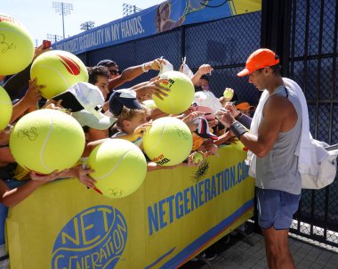 NEW YORK - 3 Eylül 2019: İspanya Grand Slam Şampiyonu Rafael Nadal, New York 'taki Billie Jean King Ulusal Tenis Merkezi' nde 2019 ABD Açık antrenmanı sonrasında imza dağıttı.