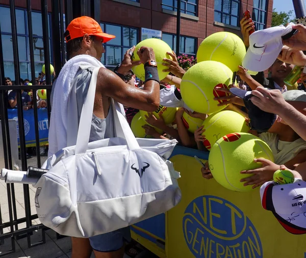 ニューヨーク 2019年9月3日 スペインのグランドスラムチャンピオン ラファエル ナダルが2019年の練習後にサインサインサイン米国ニューヨークのビリー ジーン キング国立テニスセンターでオープン — ストック写真