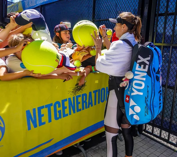 ニューヨーク 2019年9月3日 スイスのプロテニス選手Belinda Bencicが2019年の練習後にサインサインを発表米国ニューヨークのビリー ジーン キング国立テニスセンターでオープン — ストック写真