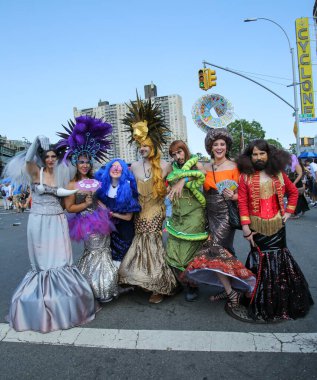 NEW YORK - 18 Haziran 2016: Ülkenin en büyük sanat geçidi olan Coney Adası, Brooklyn, New York 'ta düzenlenen 34. Geleneksel Denizkızı Yürüyüşü' ne katılanlar ve antik mitoloji ve deniz kenarı ayinlerinin kutlanması