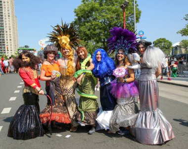 NEW YORK - 18 Haziran 2016: Ülkenin en büyük sanat geçidi olan Coney Adası, Brooklyn, New York 'ta düzenlenen 34. Geleneksel Denizkızı Yürüyüşü' ne katılanlar ve antik mitoloji ve deniz kenarı ayinlerinin kutlanması