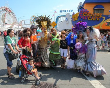 NEW YORK - 18 Haziran 2016: Ülkenin en büyük sanat geçidi olan Coney Adası, Brooklyn, New York 'ta düzenlenen 34. Geleneksel Denizkızı Yürüyüşü' ne katılanlar ve antik mitoloji ve deniz kenarı ayinlerinin kutlanması