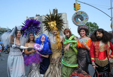 NEW YORK - 18 Haziran 2016: Ülkenin en büyük sanat geçidi olan Coney Adası, Brooklyn, New York 'ta düzenlenen 34. Geleneksel Denizkızı Yürüyüşü' ne katılanlar ve antik mitoloji ve deniz kenarı ayinlerinin kutlanması