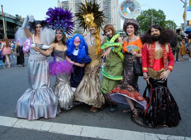 NEW YORK - 18 Haziran 2016: Ülkenin en büyük sanat geçidi olan Coney Adası, Brooklyn, New York 'ta düzenlenen 34. Geleneksel Denizkızı Yürüyüşü' ne katılanlar ve antik mitoloji ve deniz kenarı ayinlerinin kutlanması