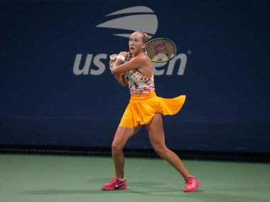 NEW YORK - 28 AUGust 2023: Rusya 'dan profesyonel tenisçi Mirra Andreeva, USTA Ulusal Tenis Merkezi' nde Avustralyalı Olivia Gadecki ile oynanan ilk tur karşılaşmasında görev aldı
