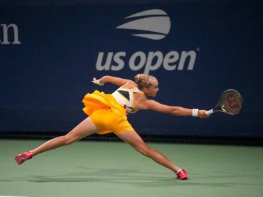 NEW YORK - 28 AUGust 2023: Rusya 'dan profesyonel tenisçi Mirra Andreeva, USTA Ulusal Tenis Merkezi' nde Avustralyalı Olivia Gadecki ile oynanan ilk tur karşılaşmasında görev aldı