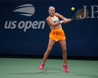 NEW YORK - 28 AUGust 2023: Rusya 'dan profesyonel tenisçi Mirra Andreeva, USTA Ulusal Tenis Merkezi' nde Avustralyalı Olivia Gadecki ile oynanan ilk tur karşılaşmasında görev aldı