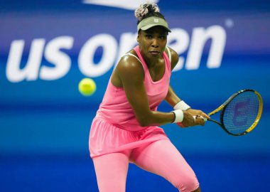 NEW YORK - 29 AUGust 2023: USTA Ulusal Tenis Merkezi 'nde ABD Açık ilk tur karşılaşmasında ABD Grand Slam Şampiyonu Venus Williams Belçikalı Greet Minnen' a karşı mücadele etti