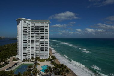 RIVIERA BEACH, FLORIDA - 6 Kasım 2023 Singer Adası 'ndaki lüks konutlar. Singer Adası, Riviera Sahili 'nin doğal plajları ve lüks otelleri olan okyanus manzaralı bir mahallesi. 