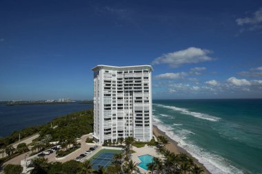 RIVIERA BEACH, FLORIDA - 6 Kasım 2023 Singer Adası 'ndaki lüks konutlar. Singer Adası, Riviera Sahili 'nin doğal plajları ve lüks otelleri olan okyanus manzaralı bir mahallesi. 