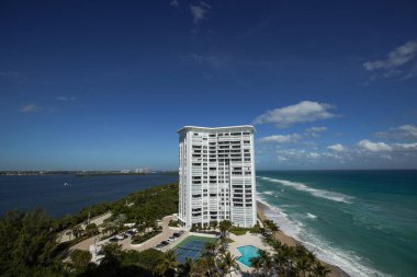 RIVIERA BEACH, FLORIDA - 6 Kasım 2023 Singer Adası 'ndaki lüks konutlar. Singer Adası, Riviera Sahili 'nin doğal plajları ve lüks otelleri olan okyanus manzaralı bir mahallesi. 