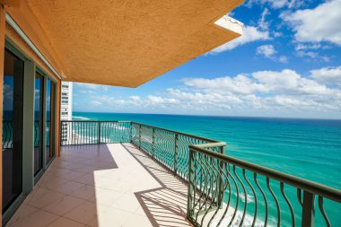Apartman dairesinin balkonundan Atlantik Okyanusu manzarası