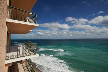 Apartman dairesinin balkonundan Atlantik Okyanusu manzarası