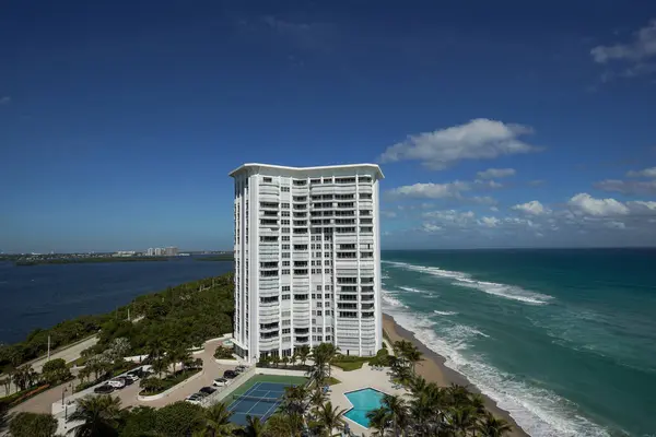 RIVIERA BEACH, FLORIDA - 6 Kasım 2023 Singer Adası 'ndaki lüks konutlar. Singer Adası, Riviera Sahili 'nin doğal plajları ve lüks otelleri olan okyanus manzaralı bir mahallesi. 