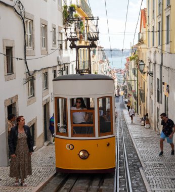 LISBON, PORTUGAL - SEPTEMBER 15, 2023: Bica Funicular veya Elevador da Bica, Portekiz 'in başkenti Lizbon' da bulunan Chiado ve Bairro Alto semtlerini birbirine bağlayan füniküler demiryolu hattıdır..