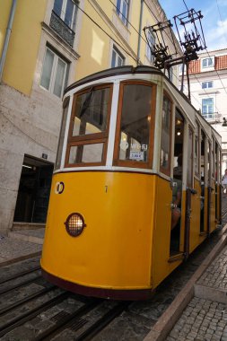 LISBON, PORTUGAL - SEPTEMBER 15, 2023: Bica Funicular veya Elevador da Bica, Portekiz 'in başkenti Lizbon' da bulunan Chiado ve Bairro Alto semtlerini birbirine bağlayan füniküler demiryolu hattıdır..
