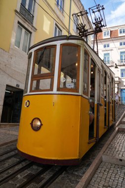 LISBON, PORTUGAL - SEPTEMBER 15, 2023: Bica Funicular veya Elevador da Bica, Portekiz 'in başkenti Lizbon' da bulunan Chiado ve Bairro Alto semtlerini birbirine bağlayan füniküler demiryolu hattıdır..