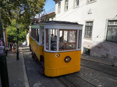 LISBON, PORTUGAL - 13. SEPTEMBER 2023: Gloria Funicular veya Elevador da Gloria Portekiz 'in Lizbon belediyesinin Santo Antonio şehrinde bulunan bir demiryolu hattıdır..