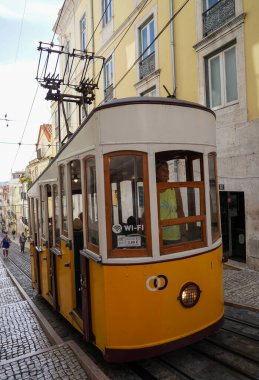 LISBON, PORTUGAL - SEPTEMBER 15, 2023: Bica Funicular veya Elevador da Bica, Portekiz 'in başkenti Lizbon' da bulunan Chiado ve Bairro Alto semtlerini birbirine bağlayan füniküler demiryolu hattıdır..