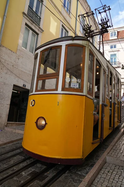 LISBON, PORTUGAL - SEPTEMBER 15, 2023: Bica Funicular veya Elevador da Bica, Portekiz 'in başkenti Lizbon' da bulunan Chiado ve Bairro Alto semtlerini birbirine bağlayan füniküler demiryolu hattıdır..