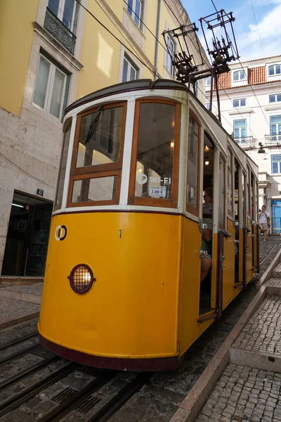 LISBON, PORTUGAL - SEPTEMBER 15, 2023: Bica Funicular veya Elevador da Bica, Portekiz 'in başkenti Lizbon' da bulunan Chiado ve Bairro Alto semtlerini birbirine bağlayan füniküler demiryolu hattıdır..