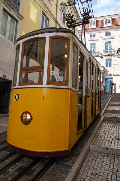 LISBON, PORTUGAL - SEPTEMBER 15, 2023: Bica Funicular veya Elevador da Bica, Portekiz 'in başkenti Lizbon' da bulunan Chiado ve Bairro Alto semtlerini birbirine bağlayan füniküler demiryolu hattıdır..