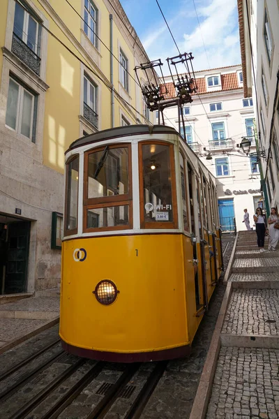 LISBON, PORTUGAL - SEPTEMBER 15, 2023: Bica Funicular veya Elevador da Bica, Portekiz 'in başkenti Lizbon' da bulunan Chiado ve Bairro Alto semtlerini birbirine bağlayan füniküler demiryolu hattıdır..