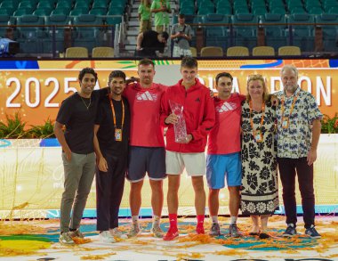 MIAMI GARDENS, FLORIDA - Erkekler finalinde Novak Cokoviç 'i yendikten sonra 30 Mart 2025 Miami Açık Şampiyonu Jakub Mensik ve takımı şampiyonlar kupasıyla şampiyon oldu