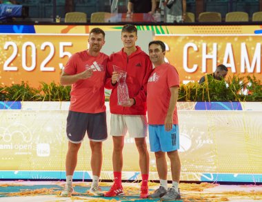 MIAMI GARDENS, FLORIDA - Erkekler finalinde Novak Cokoviç 'i yendikten sonra 30 Mart 2025 Miami Açık Şampiyonu Jakub Mensik ve takımı şampiyonlar kupasıyla şampiyon oldu