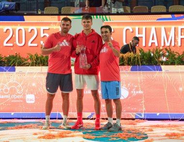 MIAMI GARDENS, FLORIDA - Erkekler finalinde Novak Cokoviç 'i yendikten sonra 30 Mart 2025 Miami Açık Şampiyonu Jakub Mensik ve takımı şampiyonlar kupasıyla şampiyon oldu