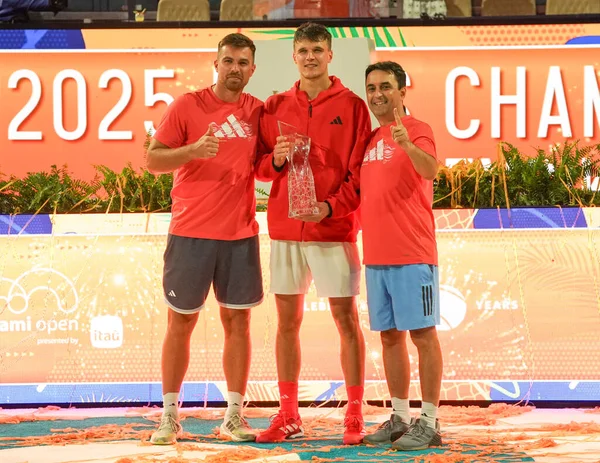 MIAMI GARDENS, FLORIDA - Erkekler finalinde Novak Cokoviç 'i yendikten sonra 30 Mart 2025 Miami Açık Şampiyonu Jakub Mensik ve takımı şampiyonlar kupasıyla şampiyon oldu