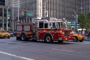 New York, 8 Kasım 2024, Manhattan şehir merkezinde FDNY 65 numaralı motor. FDNY dünyadaki en büyük itfaiye ve acil yardım şirketidir. 