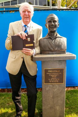 MELBOURNE, AUSTRALYA - 30 HAZİRAN 2016: Melbourne Park 'taki Avustralya tenis merkezinde baskınının yanında Fred Stolle. Frederick Sydney Stolle, Avustralyalı eski tenisçi ve yorumcu.